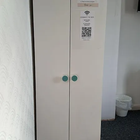 In Rose Meare Gardens Gasthuis