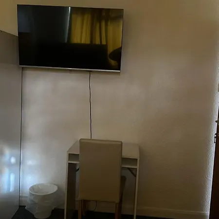 In Rose Meare Gardens Gasthuis *