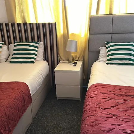 In Rose Meare Gardens Gasthuis Bristol