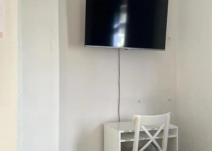 In Rose Meare Gardens * 布里斯托