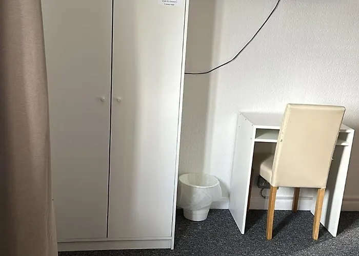 In Rose Meare Gardens 招待所 *