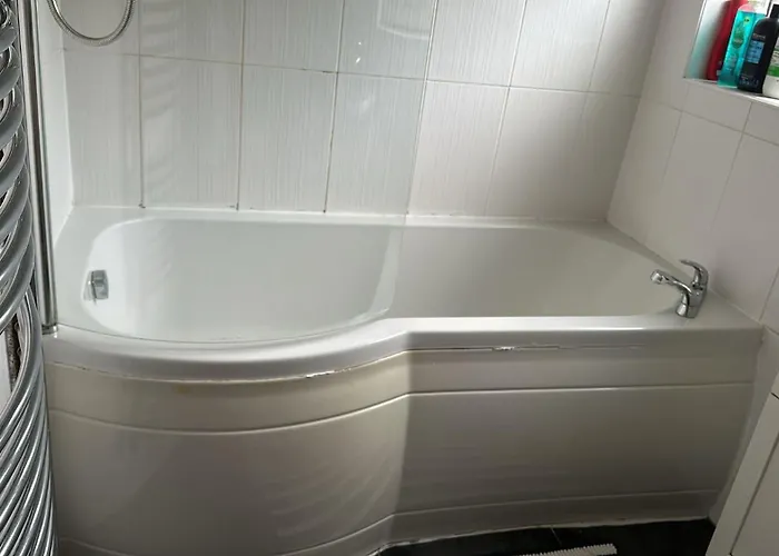 In Rose Meare Gardens Μπρίστολ