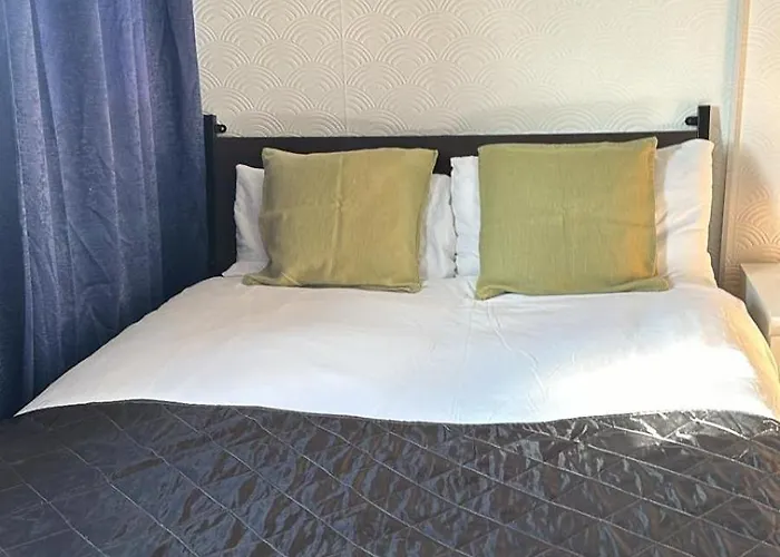 In Rose Meare Gardens بريستول