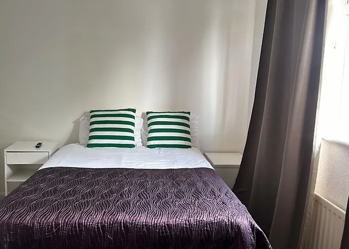 In Rose Meare Gardens * بريستول