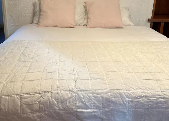 In Rose Meare Gardens * بريستول